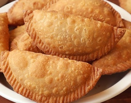 గోధుమపిండి కొబ్బరి కజ్జికాయలు | Crispy Wheat Flour Coconut Gujiya / Karanji